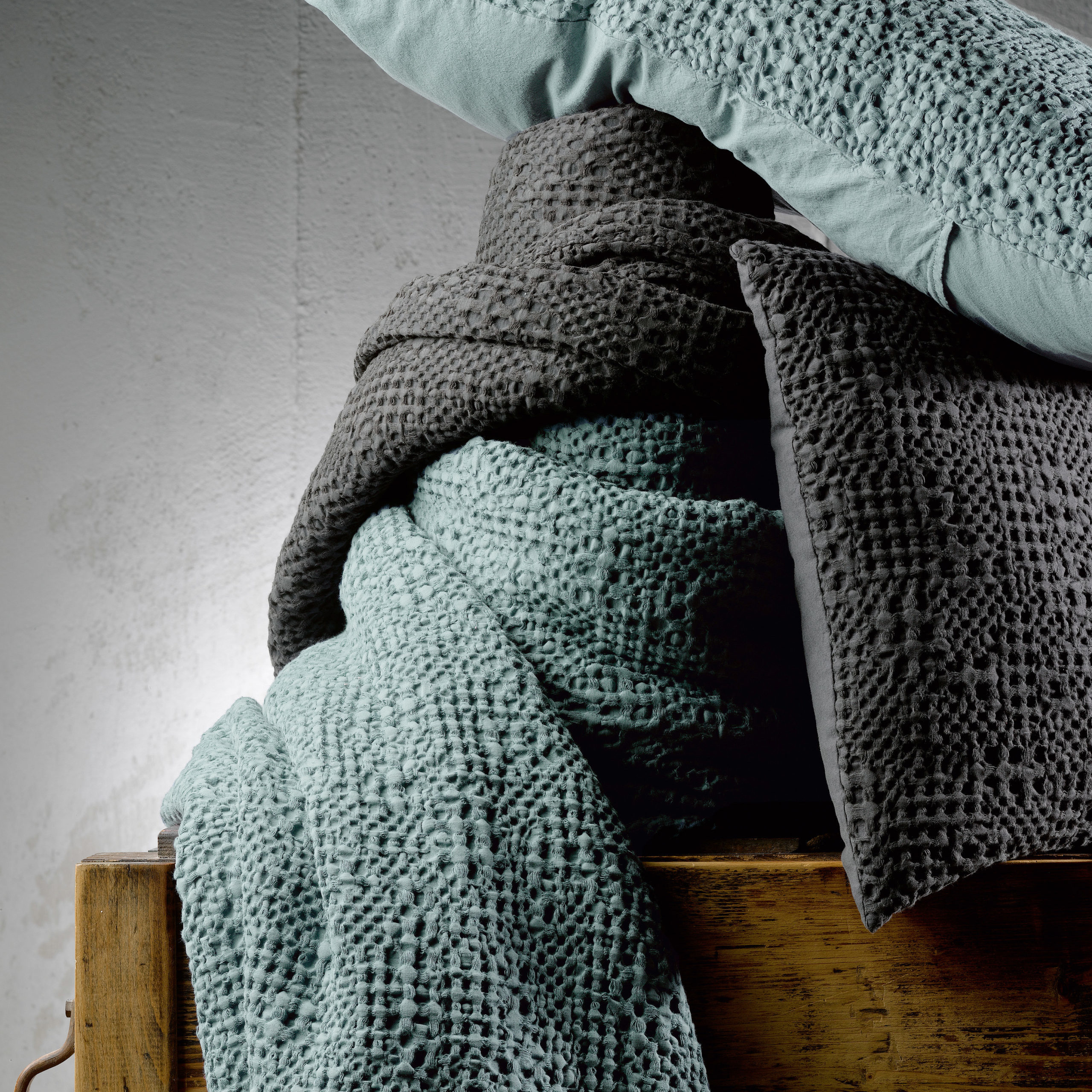 Jeté stonewashed Tana vert de gris 260×260 La Vallée du blanc Jeté stonewashed Tana vert de gris 260×260 Jetés de lit La Vallée du blanc