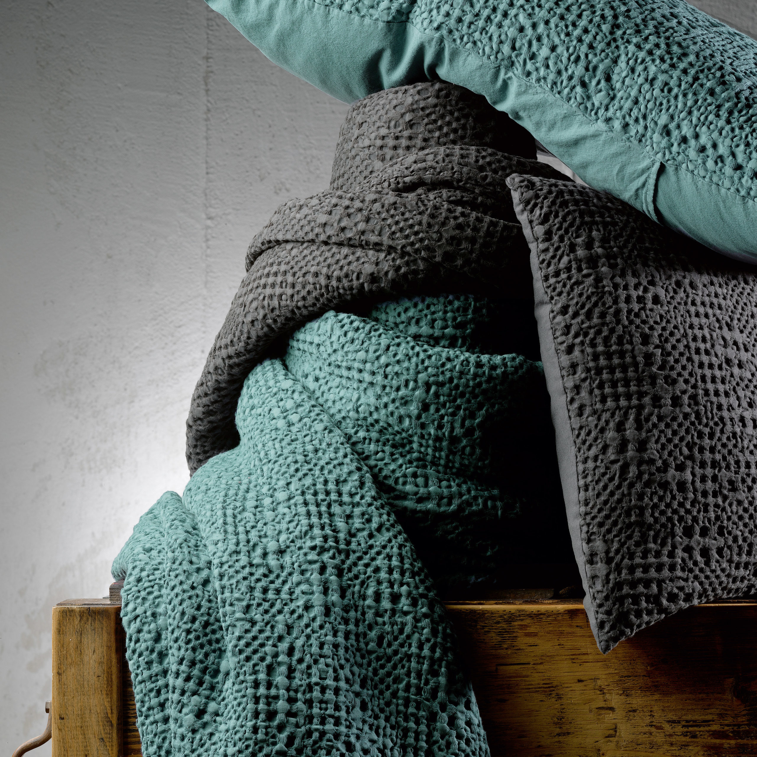 Jeté Stonewashed Tana Prusse 260×260 coton La Vallée du blanc Jeté Stonewashed Tana Prusse 260×260 coton Jetés de lit La Vallée du blanc