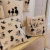 Coussin Dubout 3 chats Ecru 45 x 45 – Image 3