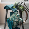 Coussin stonewashed Maia Pétrole 45 x 45 – Image 3
