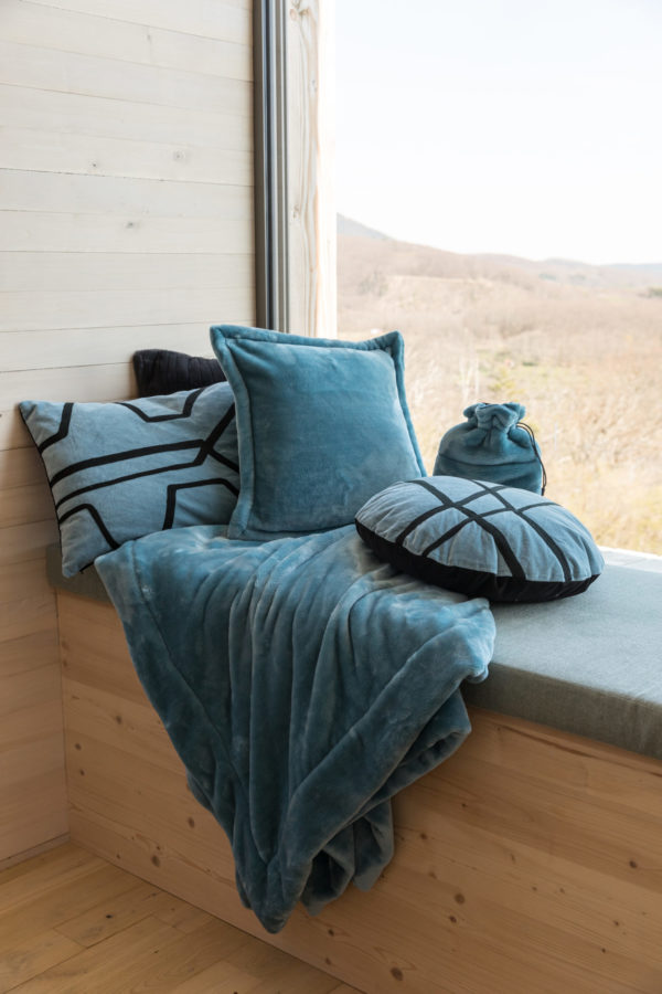Coussin Fara brodé Quartz Diamètre 50 Coussins La Vallée du blanc