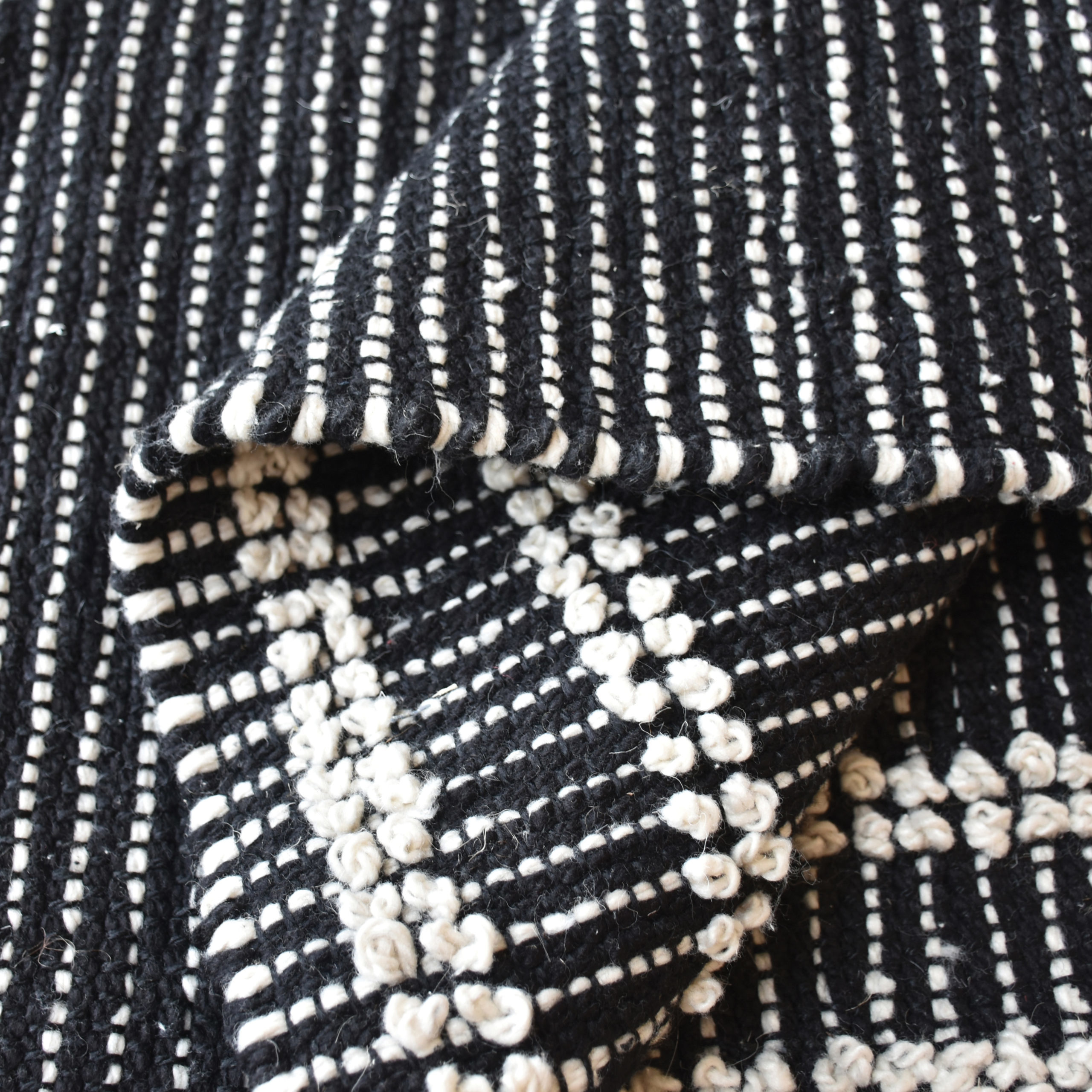 Tapis Gimie charbon ivoire 160×230 salon La Vallée du blanc Tapis Gimie charbon ivoire 160×230 salon Tapis La Vallée du blanc