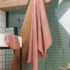 Drap de bain uni Zoe Argile 100 x 180 – Image 3