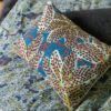 Coussin brodé Ariane Pétrole 30 x 50 – Image 3