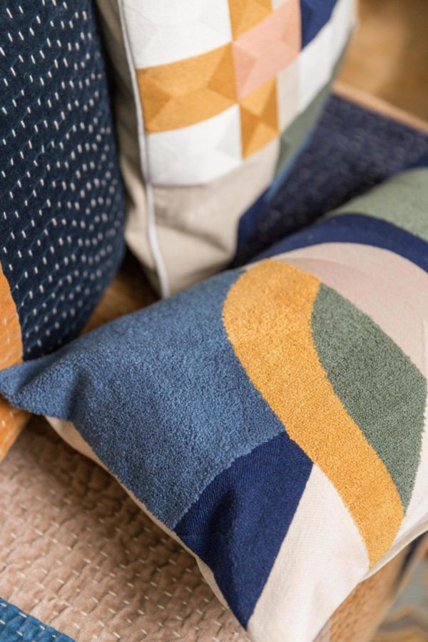 Coussin brodé Hivana Cobalt 30 x 50 Coussins La Vallée du blanc