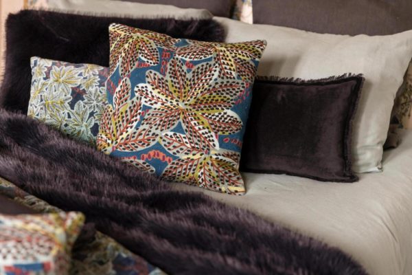 Coussin uni Fara Caviar 30 x 50 Coussins La Vallée du blanc